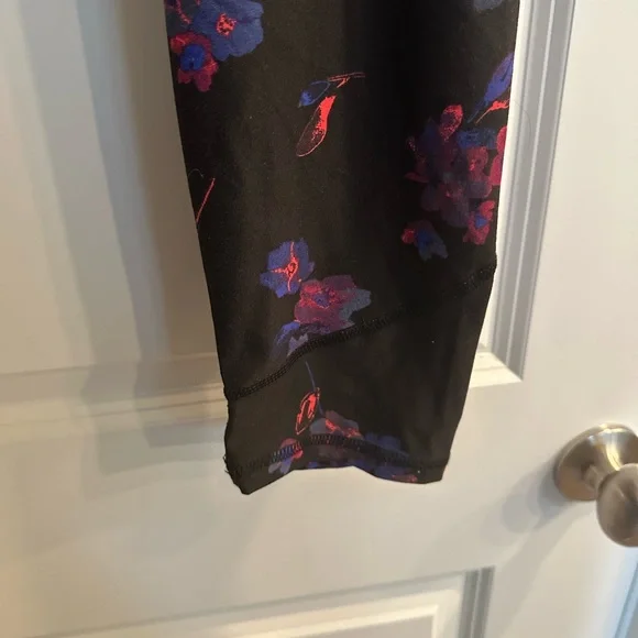 Floral Wicking 7/8 Legging - Picture 4 of 6